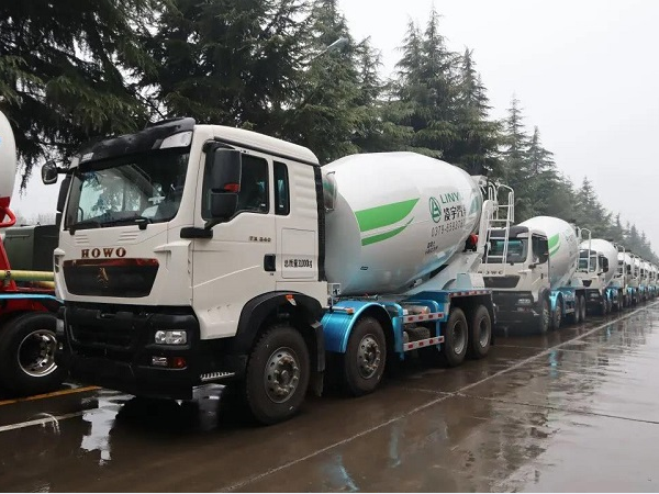 春雨濛濛，氣勢如虹！凌宇攪拌車震撼發(fā)車！